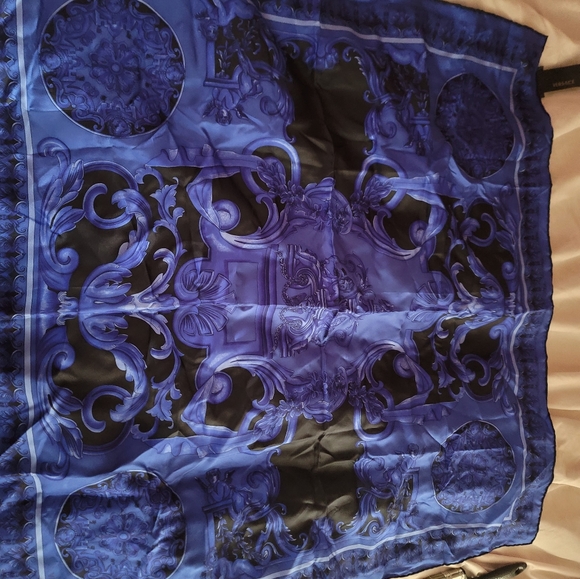 VERSACE SCARVES PURPLE AND RED LARGE SIZE - Picture 8 of 8